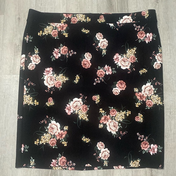 NWT Torrid Floral Premium Ponte Skirt - Picture 2 of 8